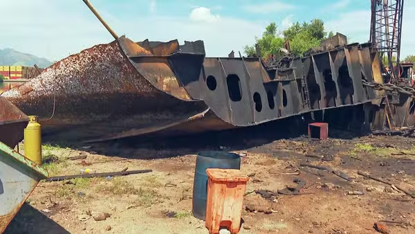 Estaleiro irregular é interditado na Baía de Guanabara